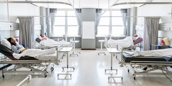 Photo a four hospital beds in a large room