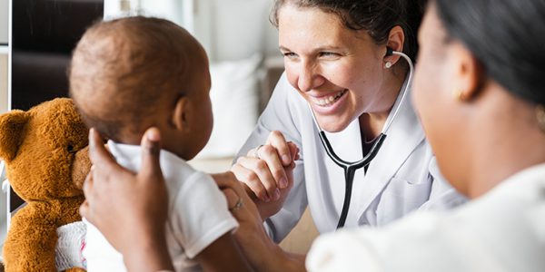 Physician interacting with an enfant